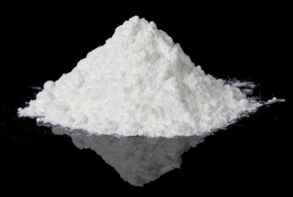 Acid Boric dưới dạng tinh thể màu trắng