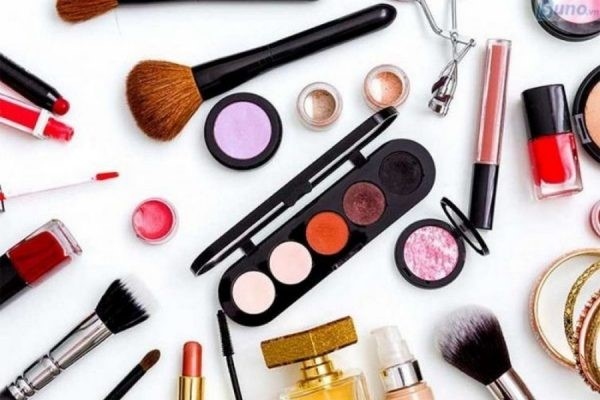 Acid Boric được dùng như chất điều chỉnh pH và bảo quản trong kem dưỡng, phấn trang điểm