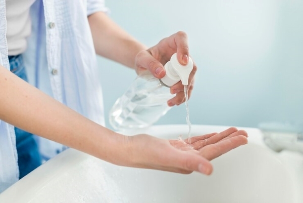 Xử lý khi tiếp xúc với CuSO4: rửa sạch, di chuyển ra nơi thoáng khí, uống nước nếu nuốt phải, và liên hệ y tế khi cần