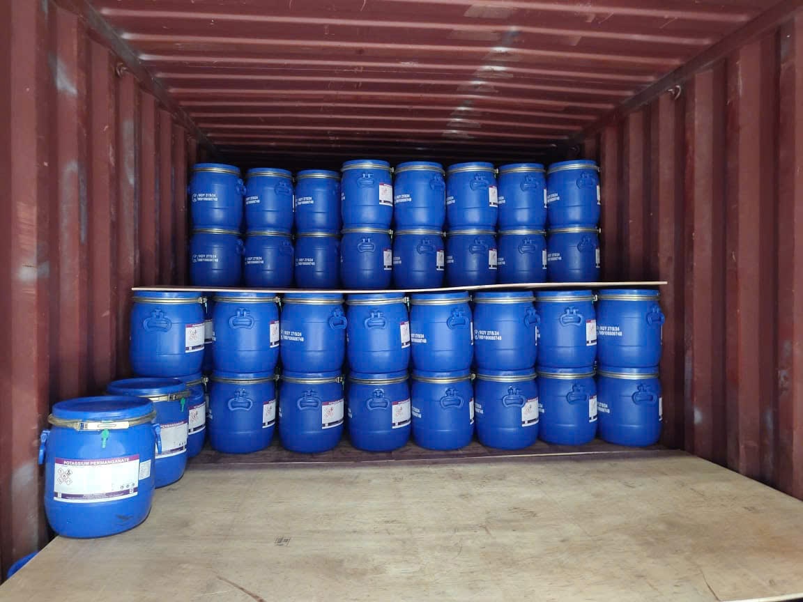 Sử dụng clo hoặc oxi hóa hóa học