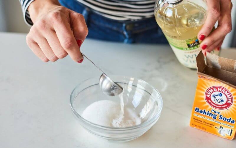 Thông cống bằng Baking Soda và giấm